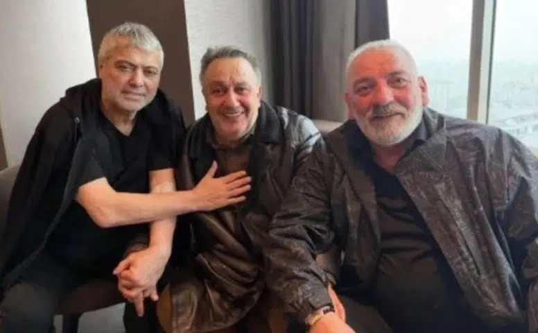 RİZELİ SANATÇILAR KURDOĞLU'NU HASTANEDE ZİYARET ETTİ