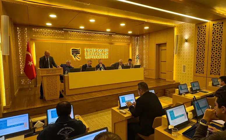 Recep Tayyip Erdoğan Üniversitesi’nde Stratejik Plan Değerlendirme Toplantısı Yapıldı