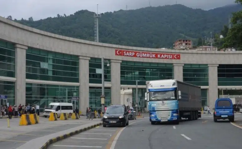 Sarp Sınır Kapısı’nda Yoğunluk Arttı: İlk Çeyrekte 1 Milyona Yakın Yolcu Geçiş Yaptı