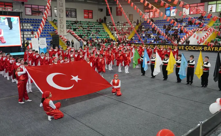 Rize'de 23 Nisan Coşkusu: Kutlamalar Duygusal Anlarla Renklendi