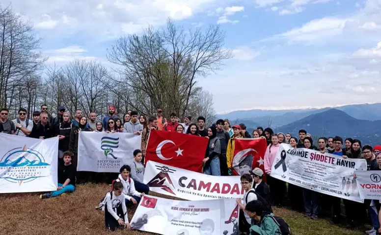 Recep Tayyip Erdoğan Üniversitesi Öğrencilerinden 23 Nisan’a Anlamlı Zirve Tırmanışı