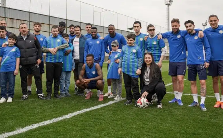 Çaykur Rizespor, Otizm Farkındalık Günü'nde özel bireyleri ağırladı, sevgi dolu anlar yaşandı