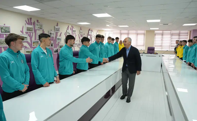 Rize’nin Şampiyon Gençleri Başkan Metin’i Ziyaret Etti