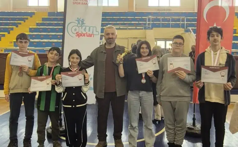 Fındıklı’da Satranç Gururu: Muammer Çiçekoğlu Ortaokulu Bölge Üçüncüsü Oldu