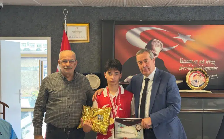 Bilek Güreşinde Şampiyon Öğrenciden Başkan Çakır’a Ziyaret