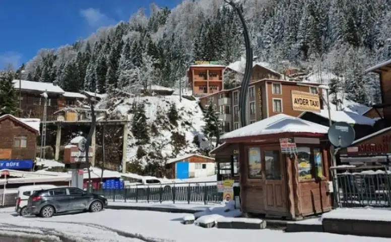 Ayder Yaylası'nda Nisan Ayı Şaşırttı: Baharın Gelişi Kışla Yeniden Buluştu!