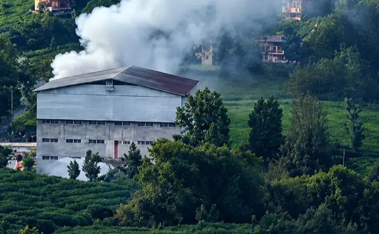 Rize’de Çay Fabrikasında Yangın: Erken Müdahale Faciayı Önledi