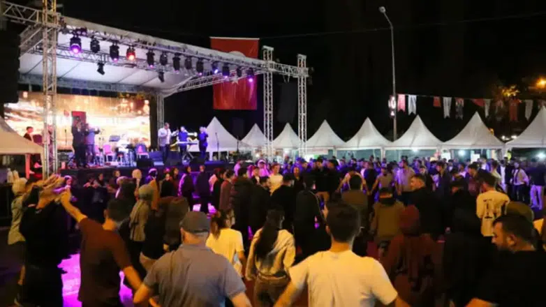 İspir'de Rize Rüzgarı Esti! Karadeniz Ezgileri Geceye Damga Vurdu