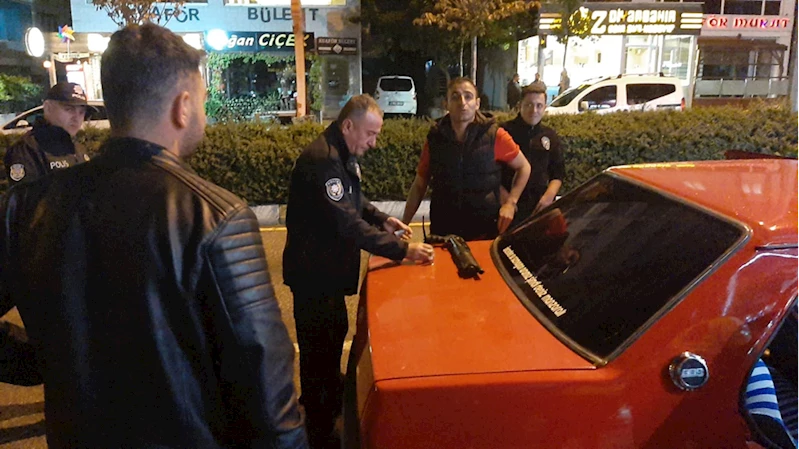 Çorum’da polisin durdurduğu otomobilden silah ve uyuşturucu kullanma aparatı çıktı