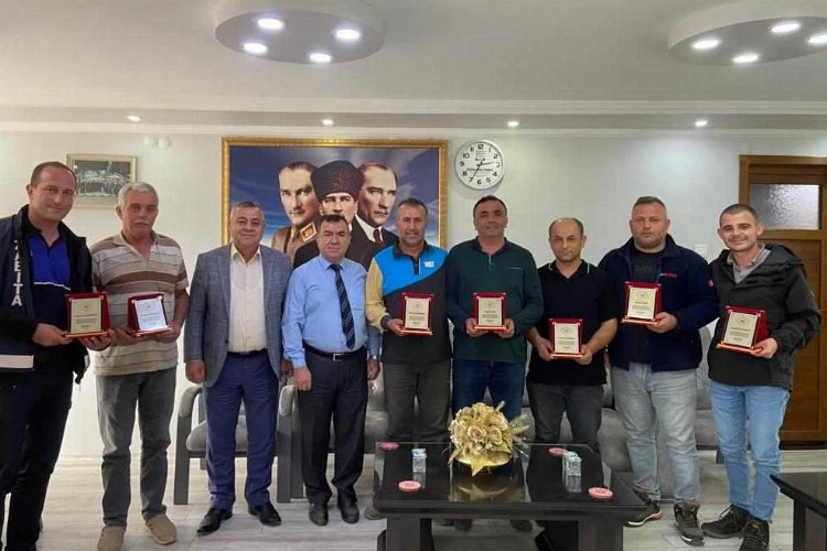 Yenikarpuzlu Belediyesi personeline plaket