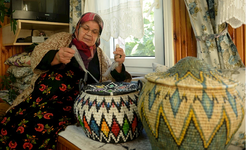 Alışveriş poşetlerini çöpe atmak yerine kullanışlı eşyalara dönüştürüyor