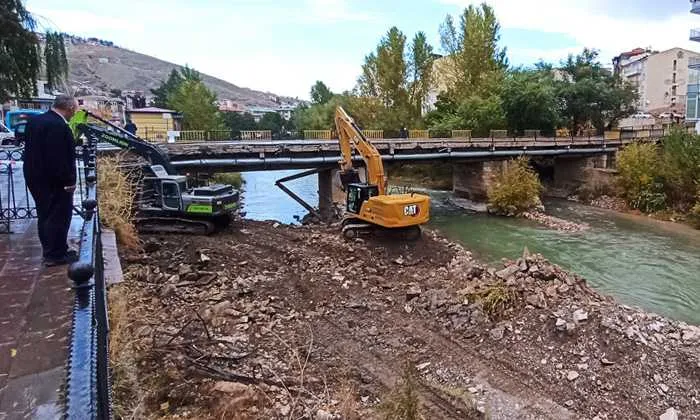 Bayburt’ta tarihe ışık tutan köprünün yıkımına başlandı