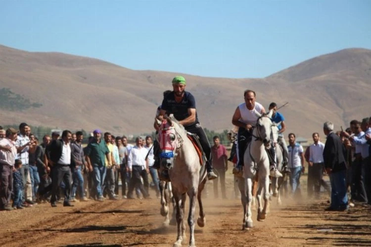 Karlıova’da Geleneksel At Yarışı coşkusu