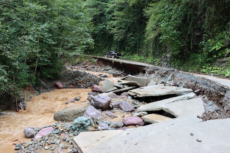 Rize Valisi Baydaş, heyelan yaşanan bölgelerde incelemelerde bulundu