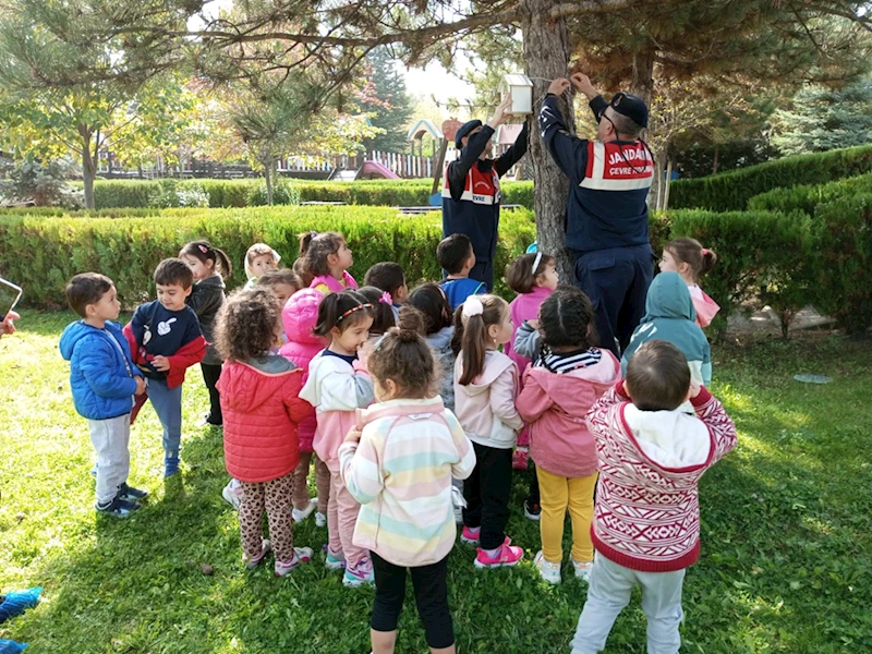 Bolu jandarması etkinliklerle anaokulu öğrencilerine hayvan sevgisi aşılıyor