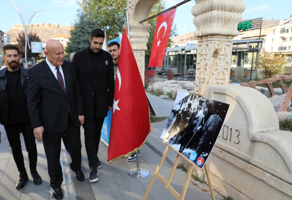 Bayburt Belediye Başkanı Hükmü Pekmezci, 10 Kasım Sergisiyle Anılarına Saygı Durdu