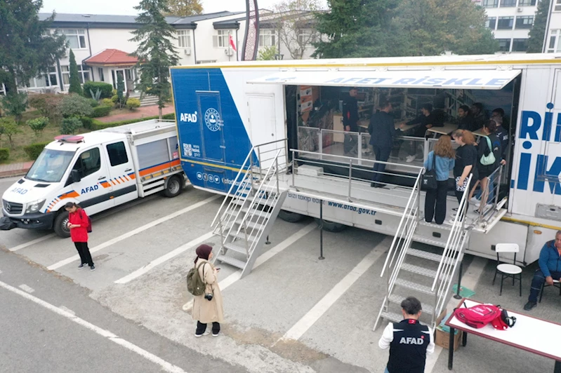 Trabzon Üniversitesinde öğrenciler depremi simülasyon tırı ile öğrendi