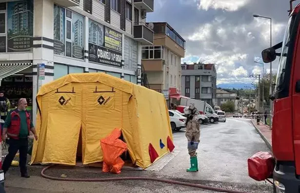 Kargo paketinde kimyasal madde sızıntısı; 4 kişi hastaneye kaldırıldı