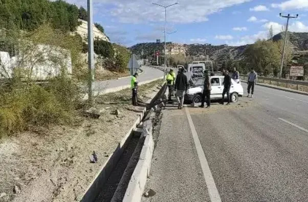 Lastiği patlayan otomobil refüje savruldu