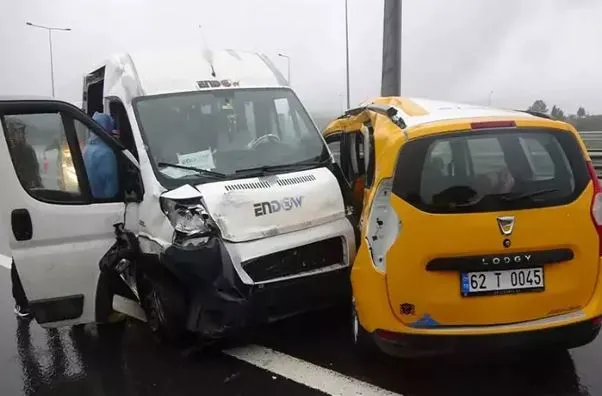 Otoyolda işçi servisi ile taksi çarpıştı: 13 yaralı