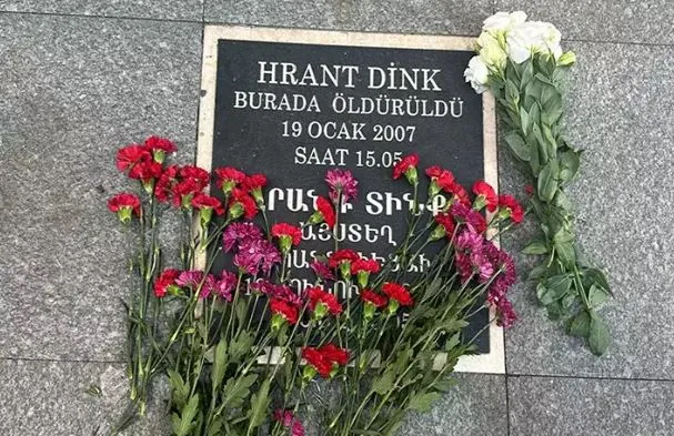 Sebat Apartmanı önüne Hrant Dink için karanfil bıraktılar