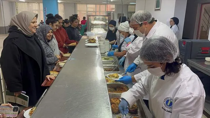 Ordu Gençlik ve Spor Müdürü Genç, öğrencilerle yurt mutfağında yemek hazırladı