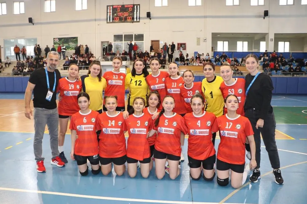 Ardeşen Belediyesi Hentbol Kadın Takımı İç Sahadaki İlk Maçında Galip Geldi