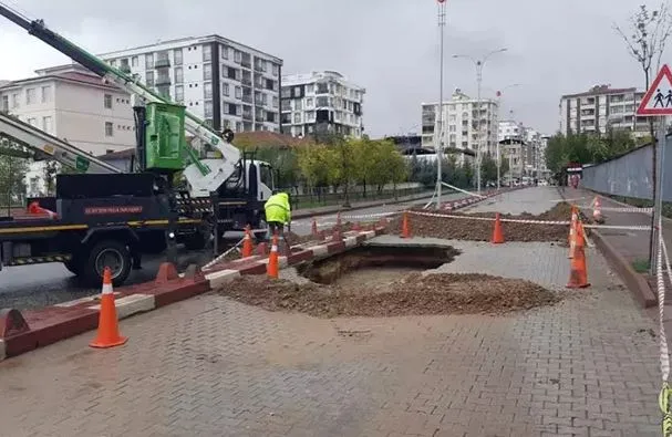 Sağanak nedeniyle yol çöktü, cadde trafiğe kapatıldı