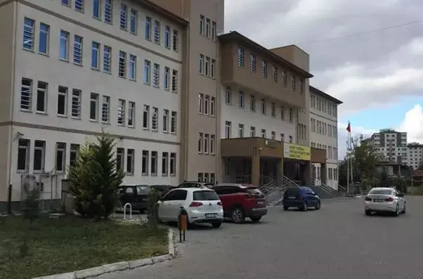 Kayseri’de 7 lise öğrencisi zehirlenme şüphesiyle hastaneye kaldırıldı