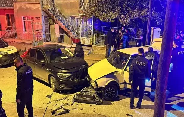 Takip sırasında otomobiliyle polis aracına çarpan ehliyetsiz sürücüye 41 bin lira ceza