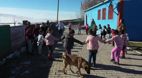  İlk görev yerleri köy okulunda çalışan 3 kadın öğretmen sınıflarında soba yakıp öğrencilerini karşılıyor