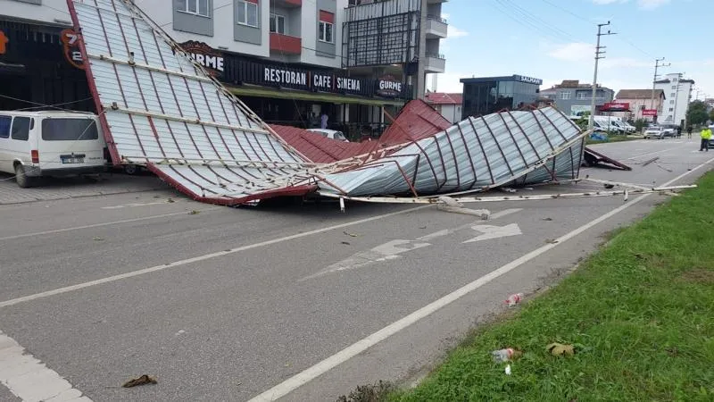 Çatı uçtu, Samsun-Ordu kara yolu ulaşıma kapandı