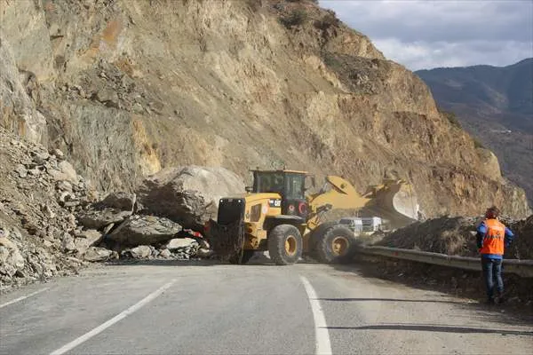 Artvin-Ardahan kara yolunda ulaşım heyelan nedeniyle tek şeritten sağlanıyor