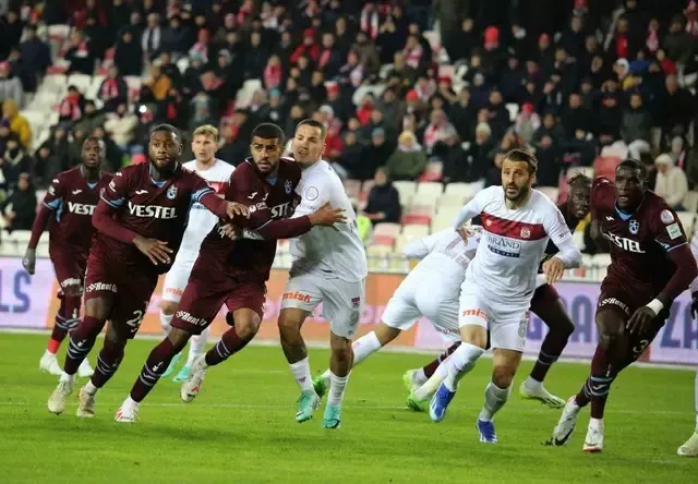 Sivasspor kaçtı, Trabzonspor kovaladı! 6 golün atıldığı mücadele 3-3 beraberlikle sonuçlandı