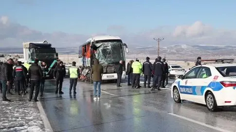  Yolcu otobüsü ile tır çarpıştı: 1 ölü, 2 yaralı (2)