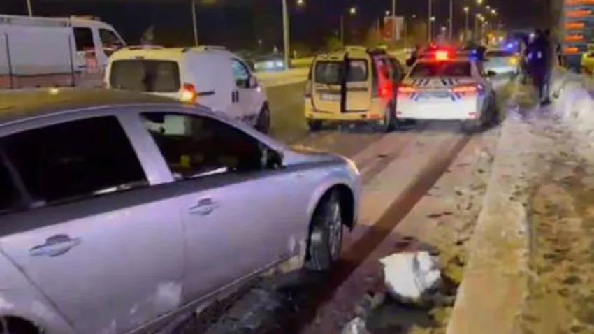 Erzurum’da yol buz pistine döndü: 15 araç birbirine girdi