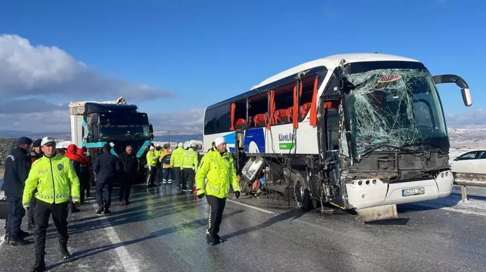 Yolcu otobüsü ile tır çarpıştı: 1 ölü