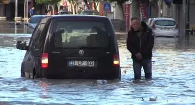 Sağanak ve kuvvetli rüzgar - Mahsur kalan vatandaşlar iş makineleriyle kurtarıldı