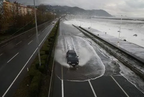 Karadeniz Sahil Yolu Çayeli-Trabzon istikameti ulaşıma kapatıldı