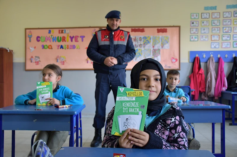 Jandarmadan köydeki öğrencilere kitap hediyesi