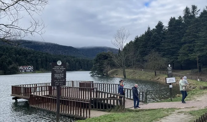 Gölcük Tabiat Parkı kuvvetli rüzgarın devirdiği ağaçların kaldırılmasının ardından yeniden ziyarete açıldı