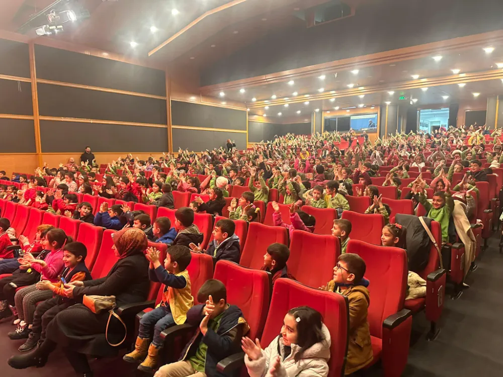 Erzurum Büyükşehir Belediyesi, Çocukların Gelişimine Katkı Sağlıyor: Şehir Tiyatrosu Eğlenceli Gösterilerle Dolu!