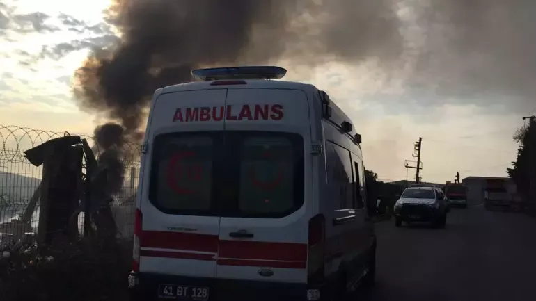 Lojistik deposundaki yangında soğutma çalışması devam ediyor