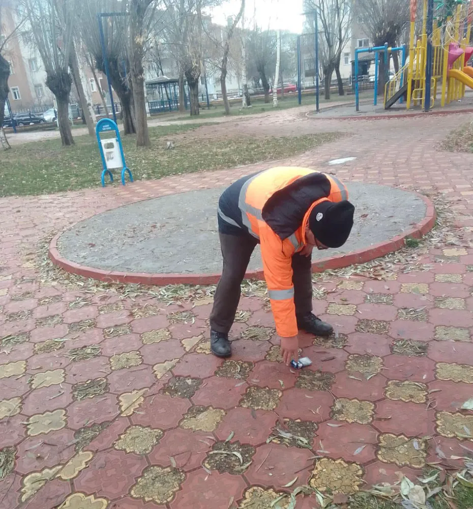 Aziziye Belediyesi Park ve Bahçeler Müdürlüğü Ekipleri Düzenli Temizlik Yapıyor