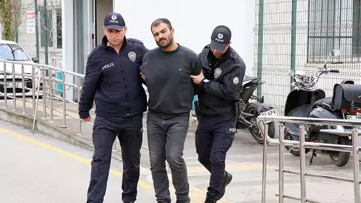 Ruhsatsız tabancasını atıp, kaçtı; kendisini yakalayan polisin parmağını kırdı