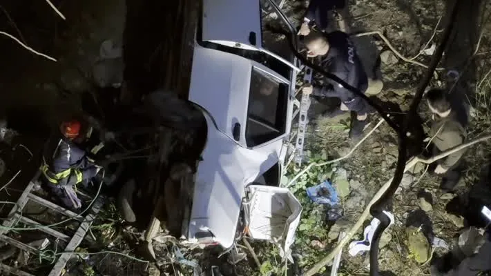 Köprüden düşen otomobildeki 4 kişi yaralandı