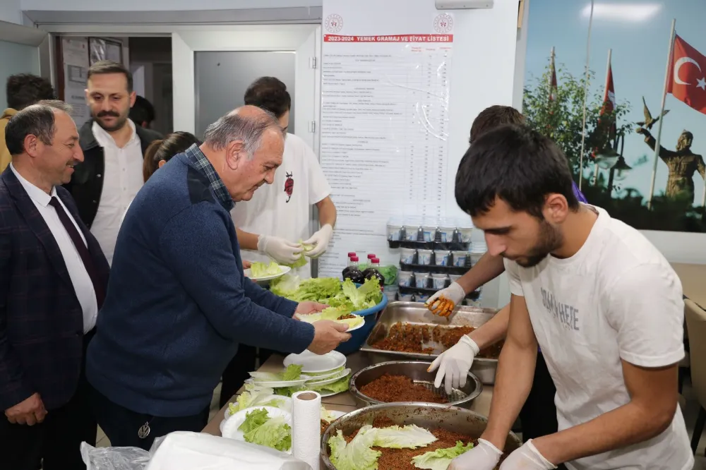 Arhavi Belediye Başkanı Kurdoğlu, Öğrencilerle Çiğ Köfte Yedi, Sağlıkçılara İkram Etti