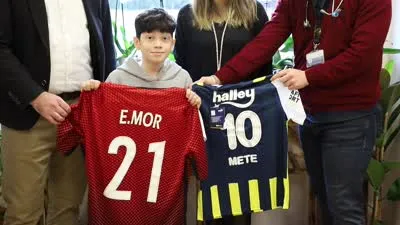 Emre Mor, lösemi tedavisi gören çocuğa forma gönderdi