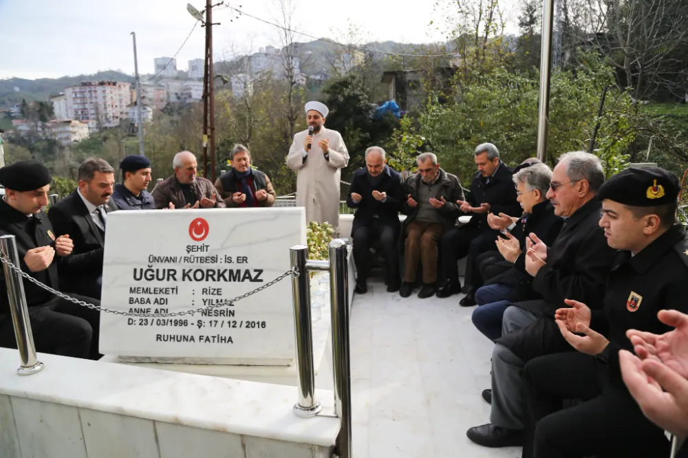 UĞUR KORKMAZ ŞEHADETİNİN 7. YIL DÖNÜMÜNDE KABRİ BAŞINDA ANILDI