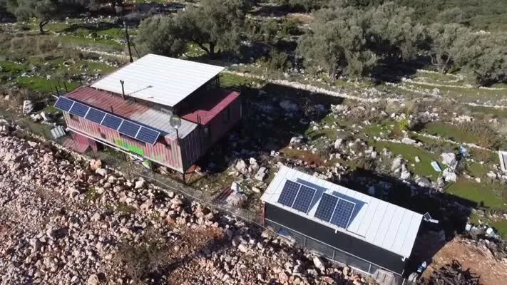  Sakin bir yaşam için konteynere yerleşen çift, enerji ihtiyacını güneş ve rüzgardan sağlıyor